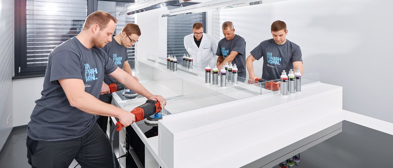 Employees testing the appliance of Koch-Chemie products in the CompetenceCenter