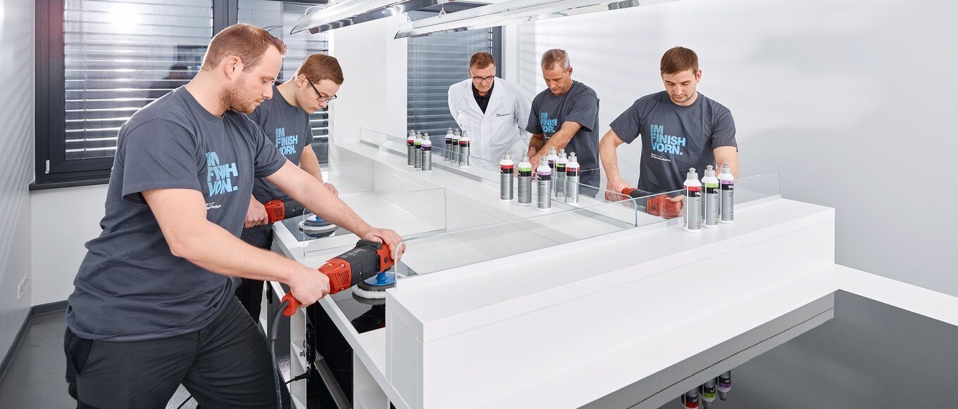 Employees testing the appliance of Koch-Chemie products in the CompetenceCenter